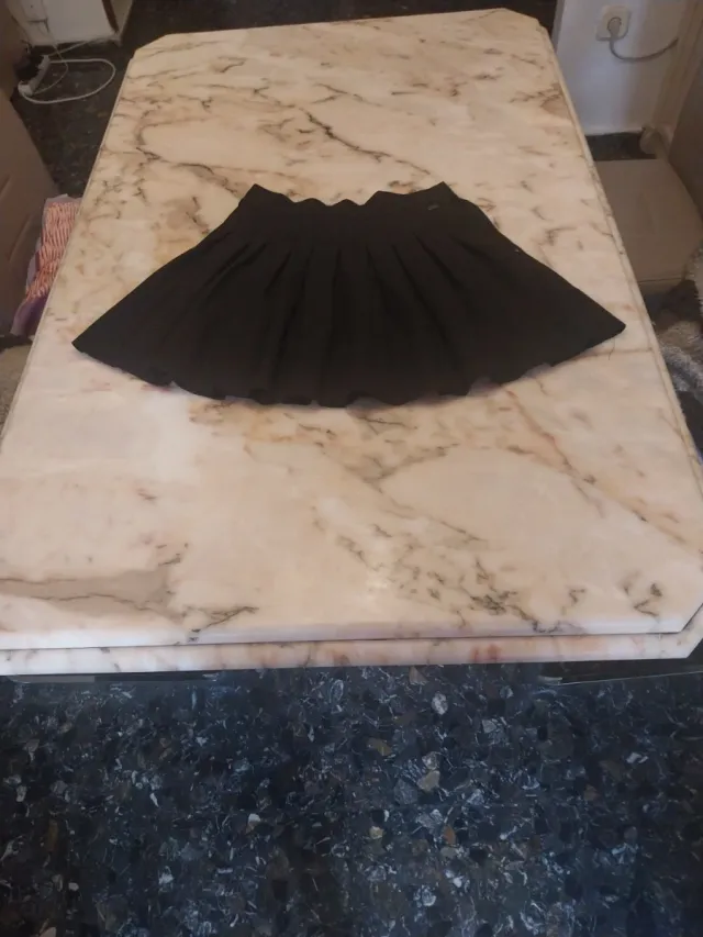 Falda negra plisada Entrego en la zona en persona.