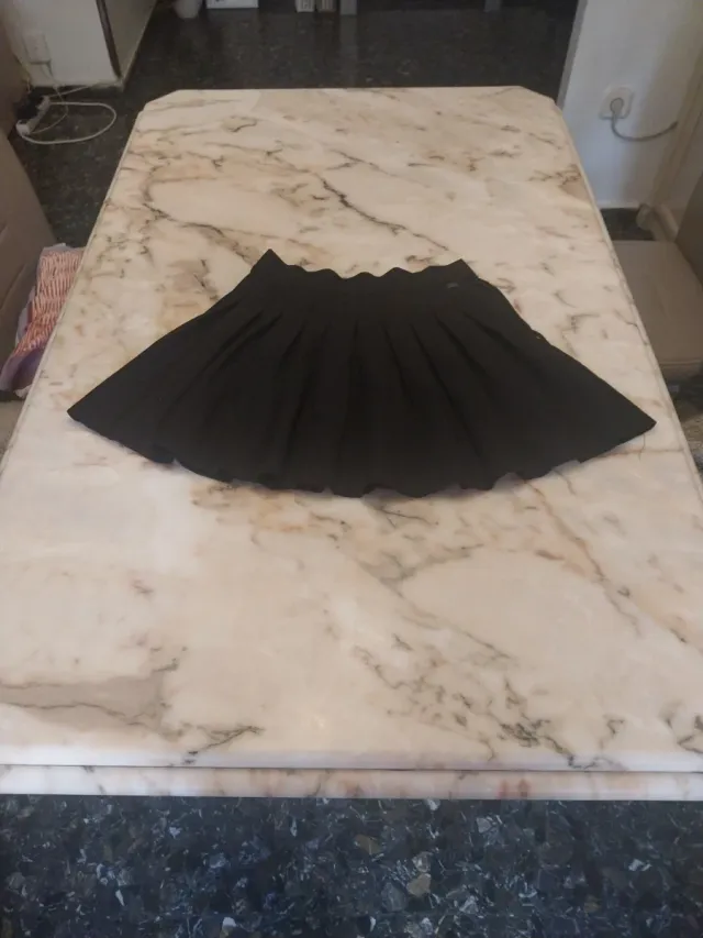 Falda negra plisada Entrego en la zona en persona.