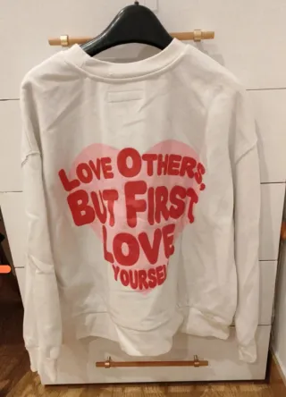 Sudadera Love Others Corazón Rosa