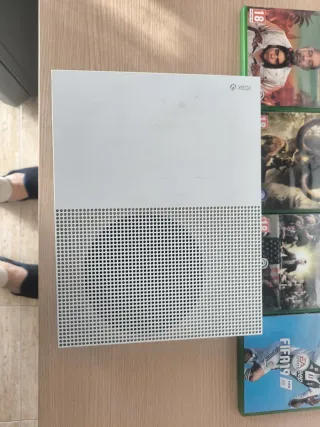 Xbox One S 500GB + 4 Juegos