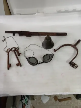 Objetos antiguos: llaves, campana, gafas