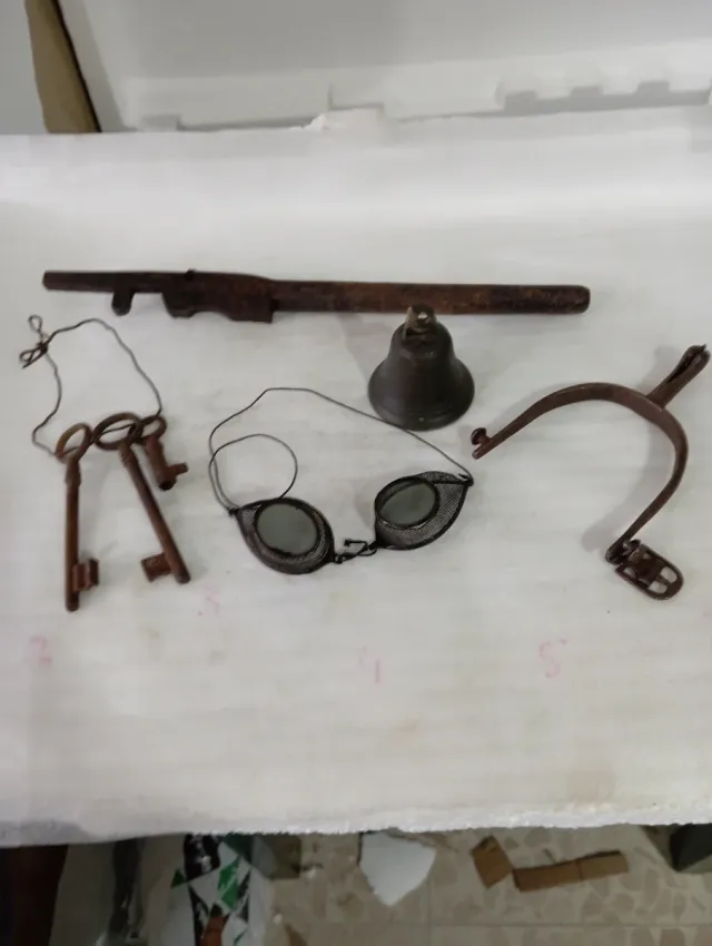 Objetos antiguos: llaves, campana, gafas