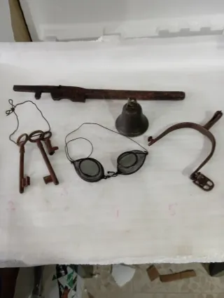 Objetos antiguos: llaves, campana, gafas
