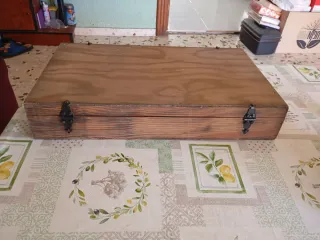 Maletín de madera con cierres y asa