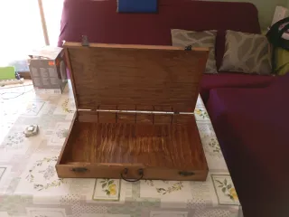 Maletín de madera con cierres y asa