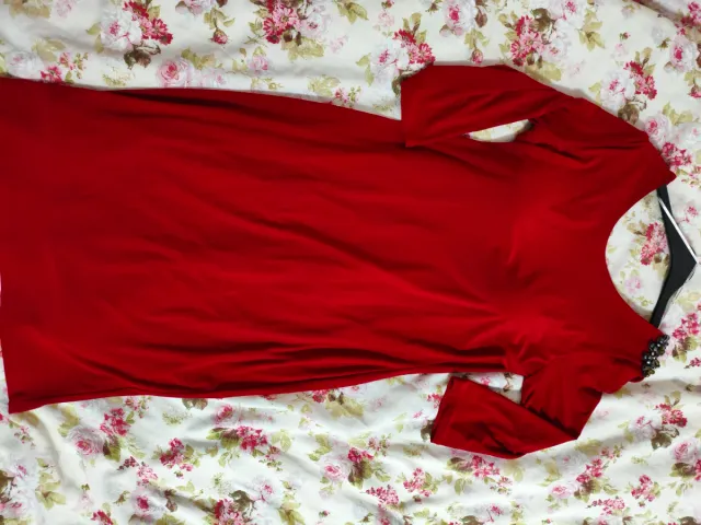 Vestido rojo rubí elegante con pedrería