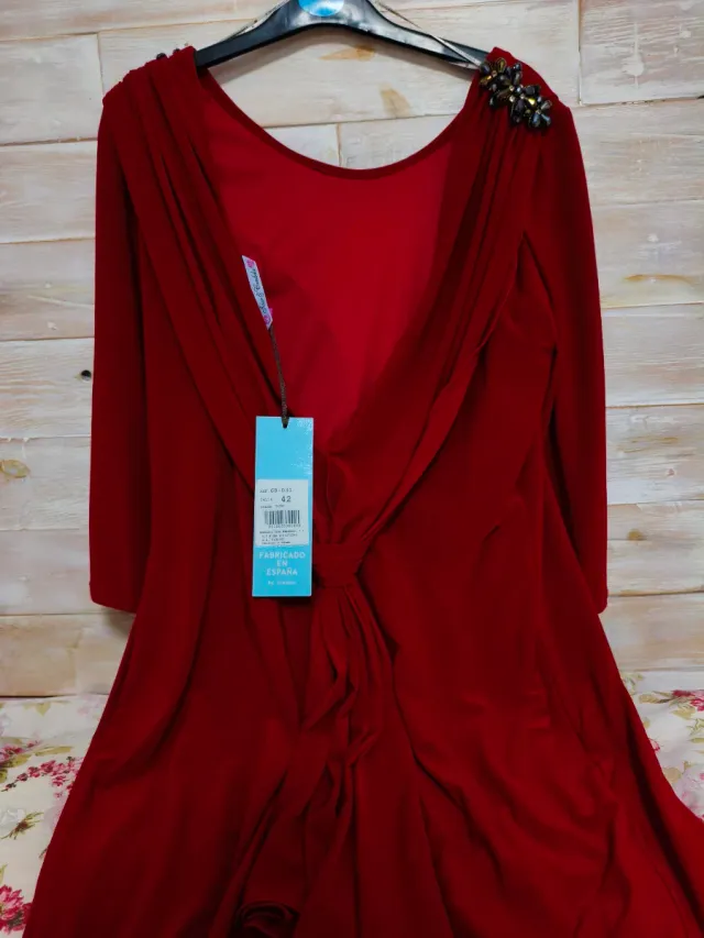 Vestido rojo rubí elegante con pedrería