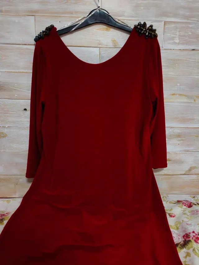 Vestido rojo rubí elegante con pedrería