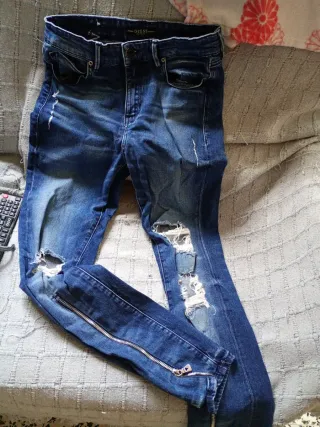 Pantalones vaqueros Guess desgastados con cremalle