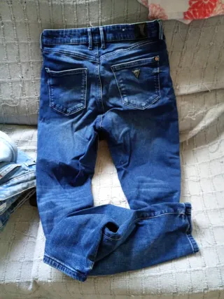 Pantalones vaqueros Guess desgastados con cremalle