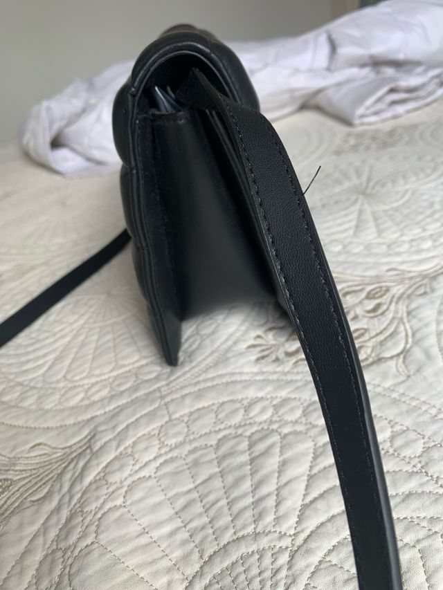 Bolso H&M negro acolchado