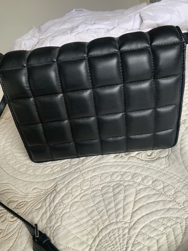 Bolso H&M negro acolchado