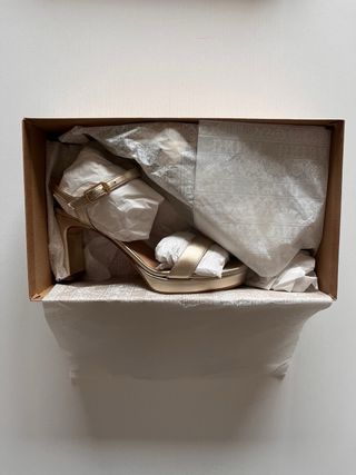 Sandalias Unisa Talla 37 Doradas