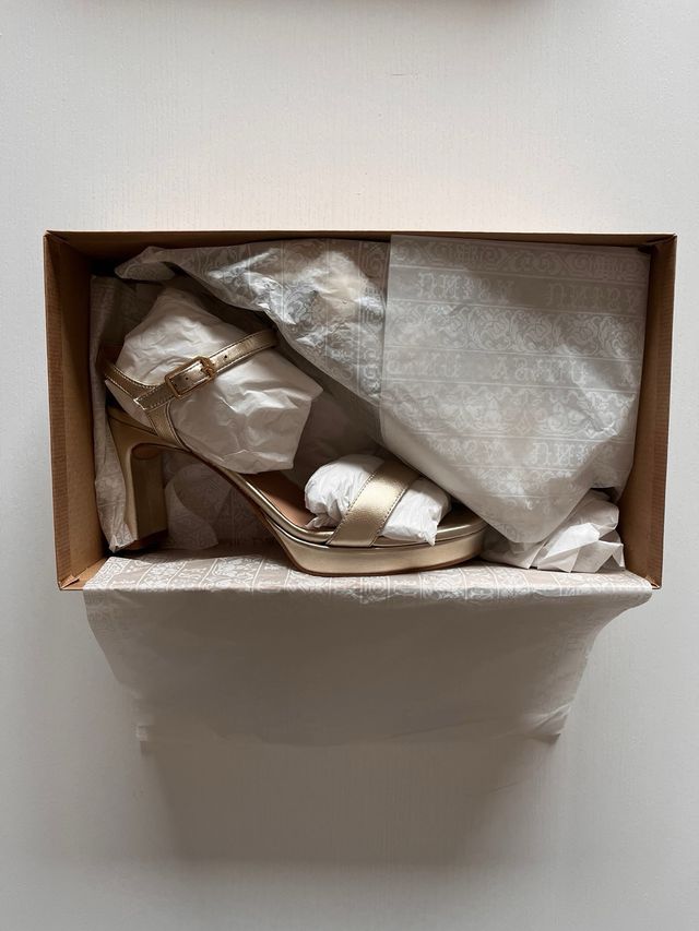 Sandalias Unisa Talla 37 Doradas