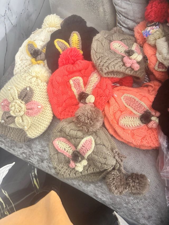 Gorro de lana rojo con pompón