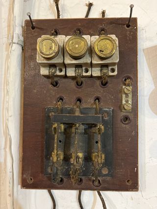 Interruptor trifásico antiguo