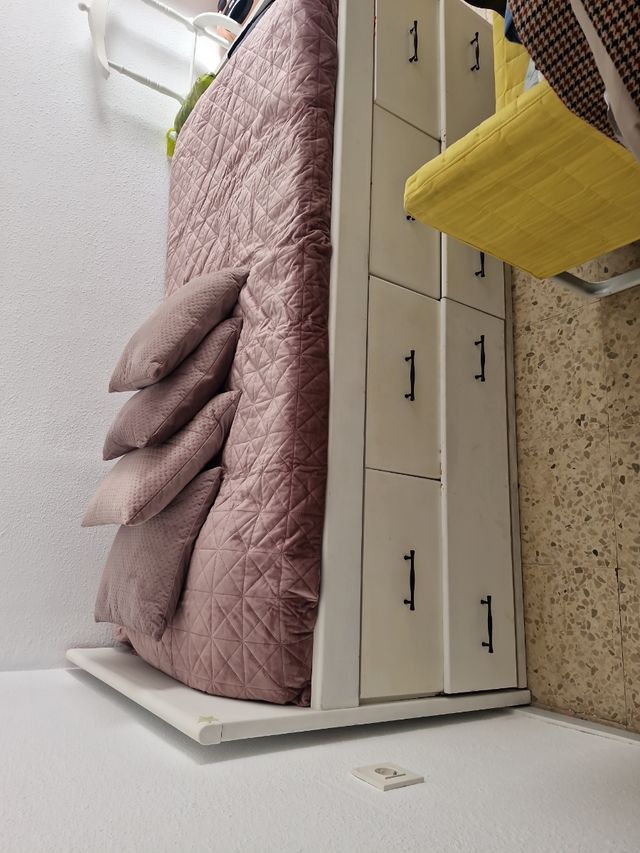 Cama con cajones de tela y madera