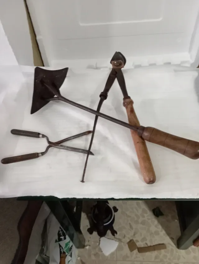 Herramientas antiguas de metal y madera