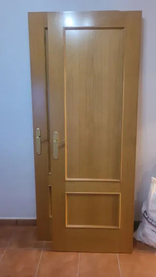 Puerta madera con manivela dorada