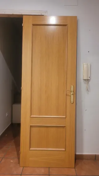 Puerta madera con manivela dorada
