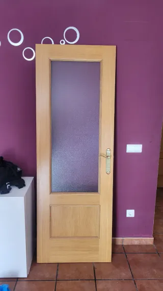 Puerta madera con manivela dorada