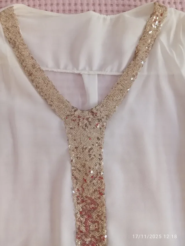 Camisa blanca con detalles dorados