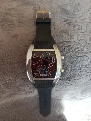 Reloj deportivo plateado y negro