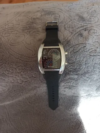 Reloj deportivo plateado y negro