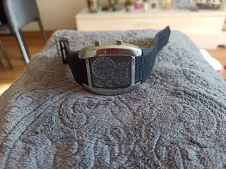 Reloj deportivo plateado y negro