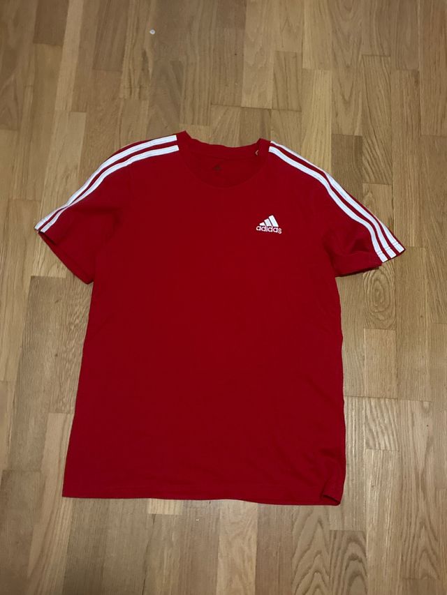 Camiseta Adidas Roja con Rayas Blancas