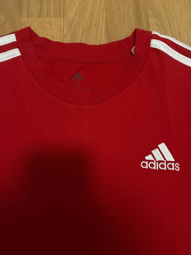Camiseta Adidas Roja con Rayas Blancas