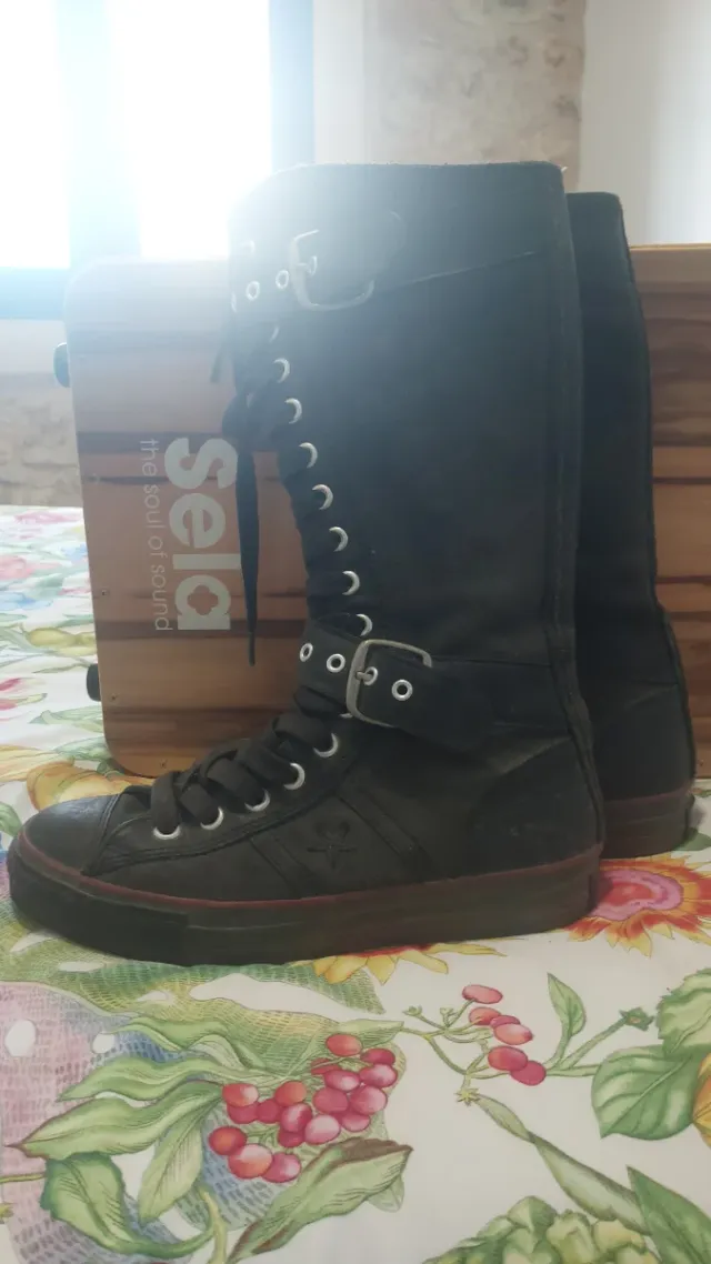 Botas Converse altas con cordones y hebilla