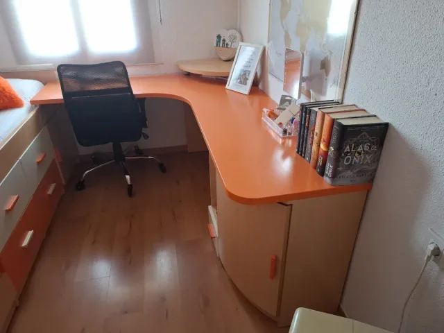 Cama adolescente, con escritorio esquina y estante
