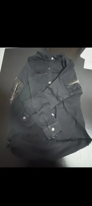 Camisa vaquera negra desgastada