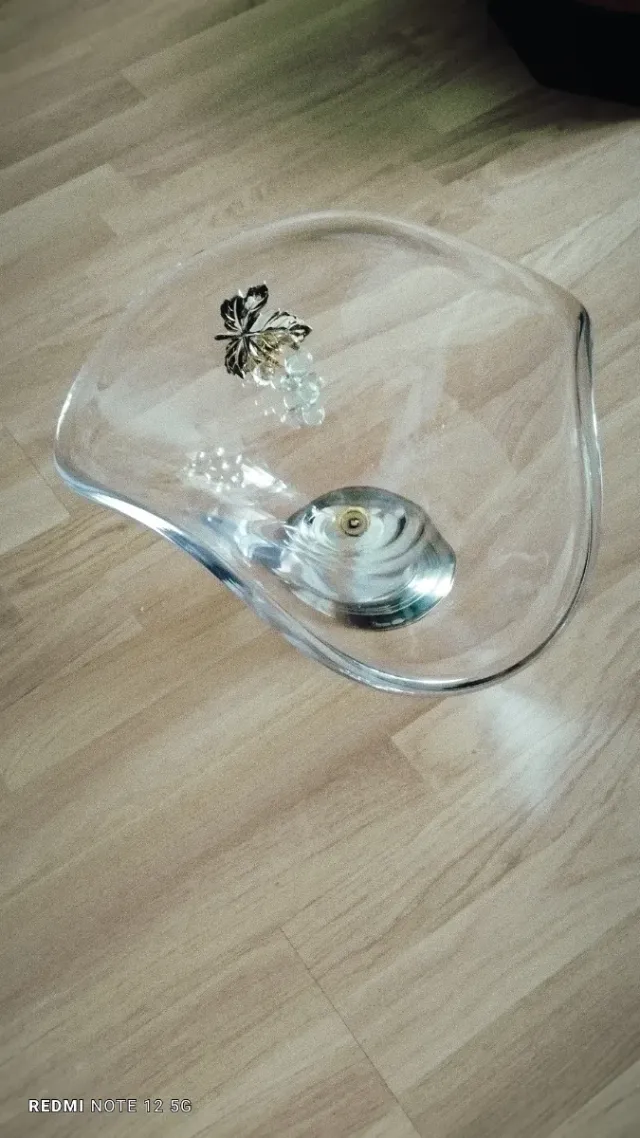 Centro de mesa de cristal con uvas