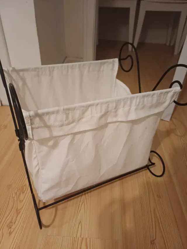 Revistero de metal y tela blanco