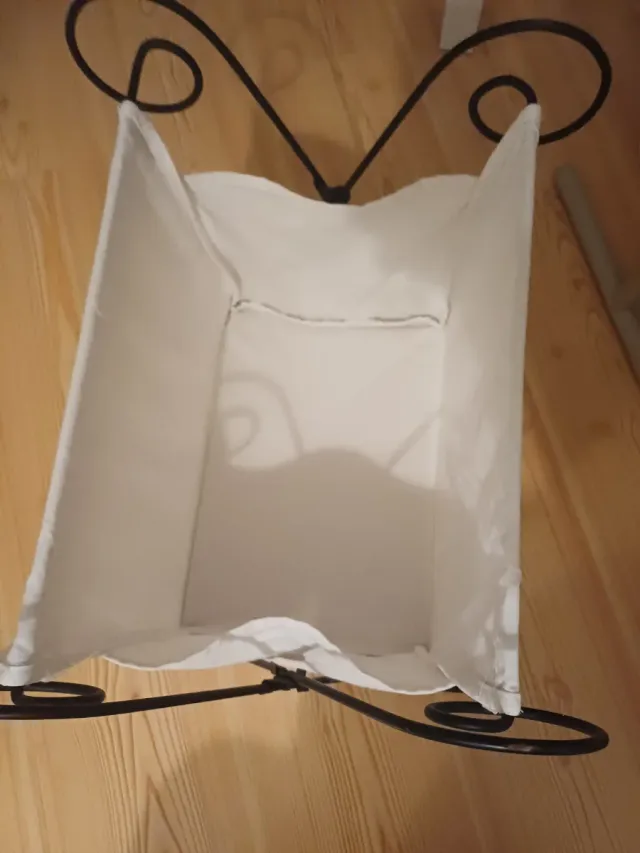 Revistero de metal y tela blanco