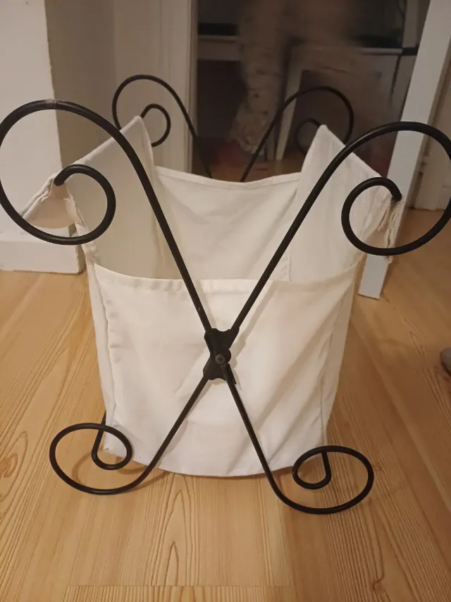 Revistero de metal y tela blanco