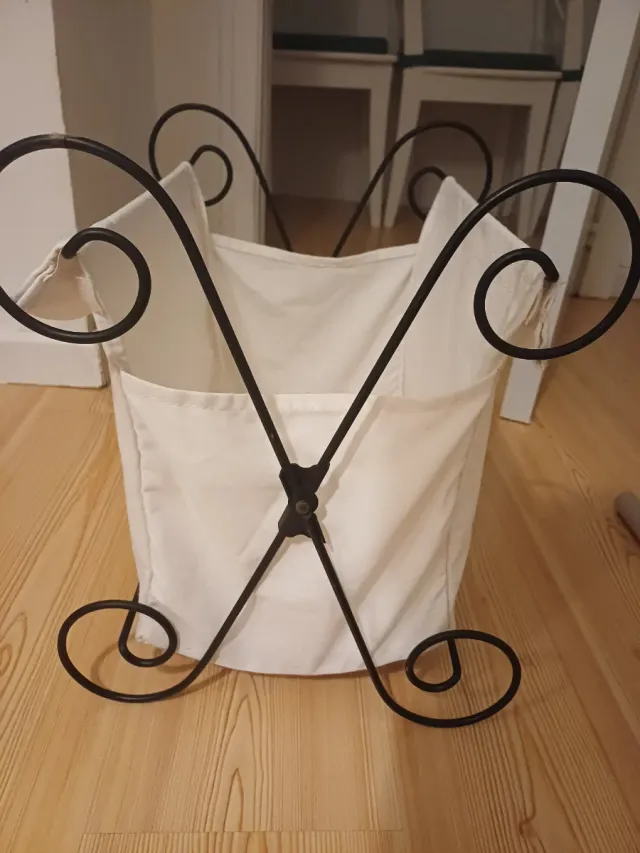 Revistero de metal y tela blanco