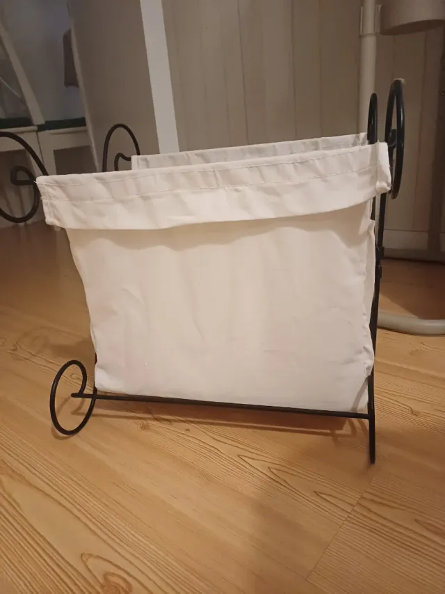 Revistero de metal y tela blanco