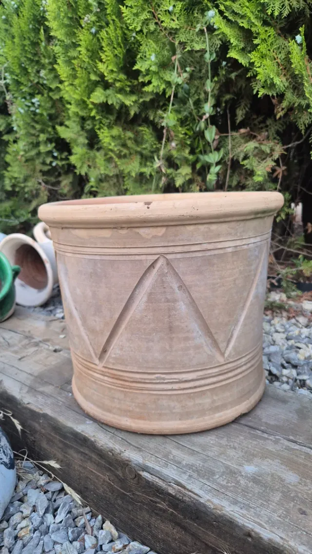 Maceta de barro con diseño