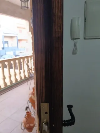 Puerta rústica madera oscura