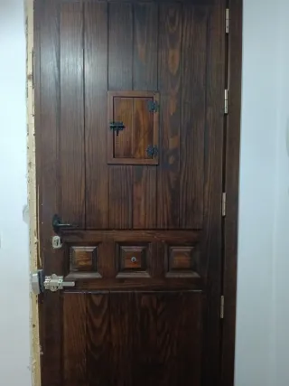 Puerta rústica madera oscura
