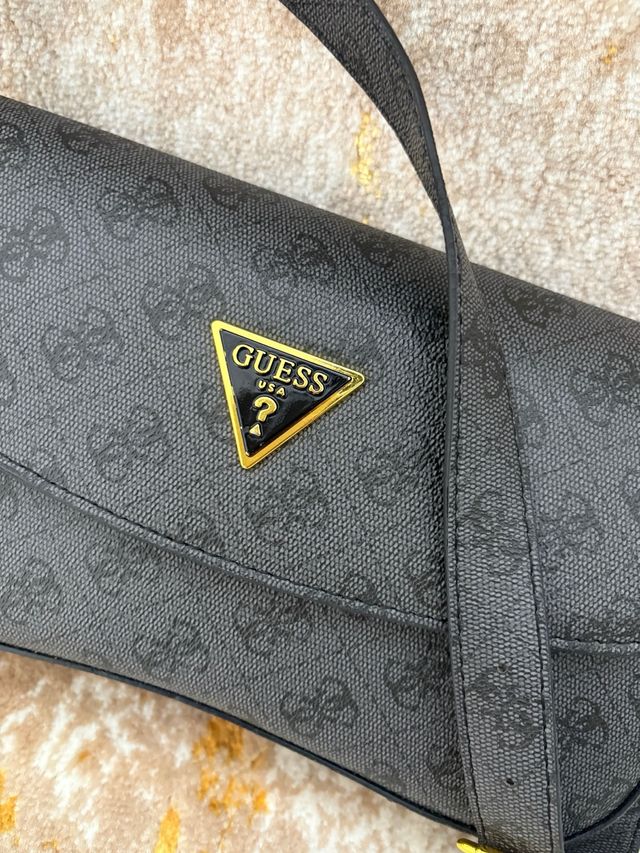 Bolso Guess Negro y Dorado