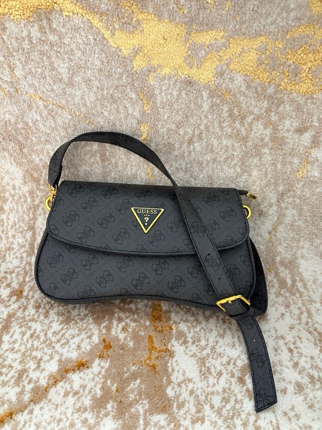 Bolso Guess Negro y Dorado