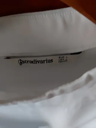 Blusa Stradivarius fluida cierre en cuello.