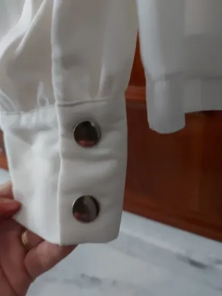 Blusa Stradivarius fluida cierre en cuello.