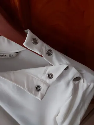 Blusa Stradivarius fluida cierre en cuello.