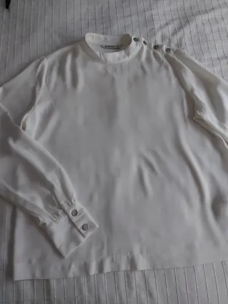 Blusa Stradivarius fluida cierre en cuello.