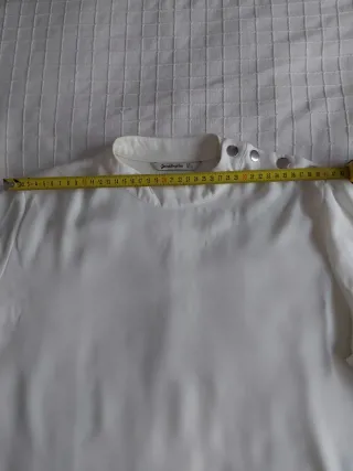 Blusa Stradivarius fluida cierre en cuello.